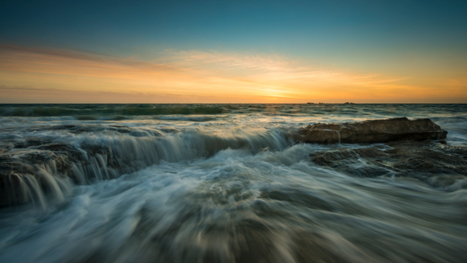 Using a shutter speed of 1/4 of a second captures the water pushing towards the camera creating leading lines