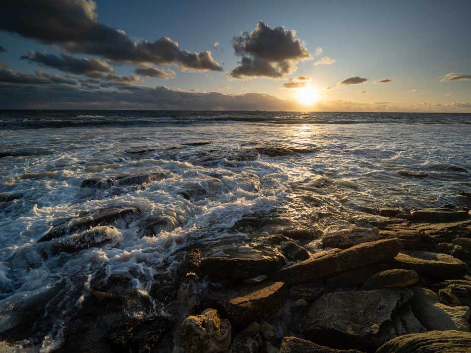 An unedited seascape shot captured with a shutter speed of 1/125 seconds